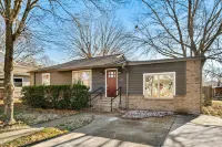 Fully remodeled downtown home with enclosed yard, fireplace, game room & deck 森特頓住宿飯店