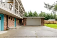 Large Deck and Multiple Living Spaces - Gorgeous Spacious Haven
