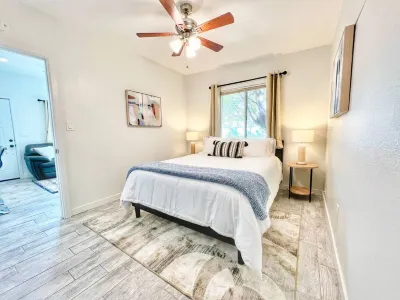 Prime Location Near Attractions and Naval Base - Chic Modern Hideaway 쉘타운 호텔