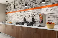 La Quinta Inn & Suites by Wyndham Austin South - فطور