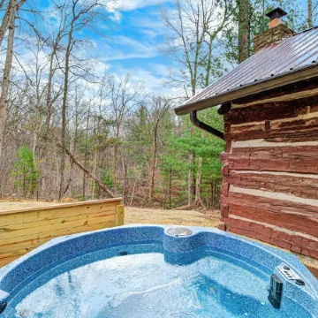 Private 3.5 acre Waterfront Cabin with Hot Tub, WiFi, Minutes from Nashville
