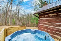 Private 3.5 acre Waterfront Cabin with Hot Tub, WiFi, Minutes from Nashville