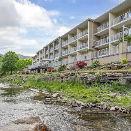 Best Western Plus River Escape Inn  Suites
