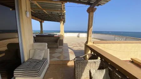 Lux Suites Eden Seafront Apartments Отели в г. Шансу