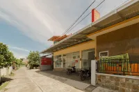 RedDoorz Near Jembatan Siti Nurbaya Padang Hotels in Padang