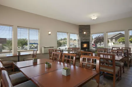 Super 8 by Wyndham Pocatello Отели в г. Чаббак