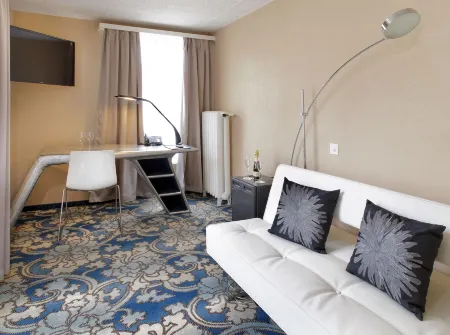 Hôtel la Suite Отели в г. Пейерн