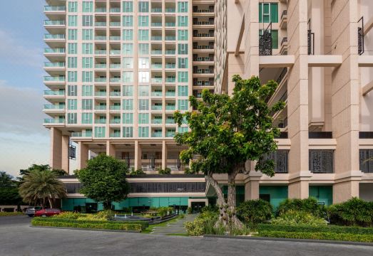 시티 가든 타워의 파노라마 바다, 도시 그리고 산의 경치