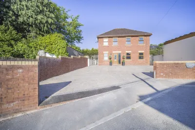 Luxury Coach House Sleeps 12 Five Bedrooms Hotels near Ewenny River