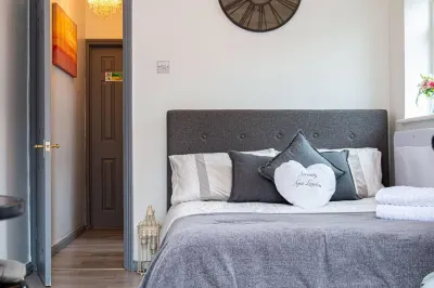 1-Bed Apartment with Private Hot Tub, Sauna & Gym Hotels in Aveley