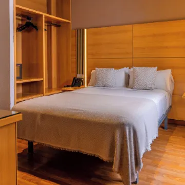 Hotel Serrano Отели рядом с достопримечательностью «Башня Калаорра»