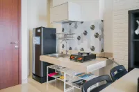 Comfortable Parkland Avenue 2Br Apartment Các khách sạn ở Cilenggang