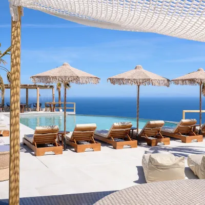 Leon Luxury Suites Отели рядом с достопримечательностью «Пляж мыса Колумбо»