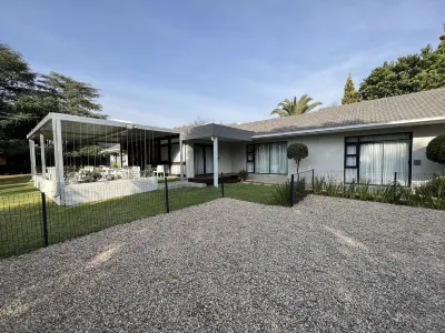 Le'Ciara Luxury Guest House โรงแรมใกล้ศูนย์การค้า Olivedale Corner