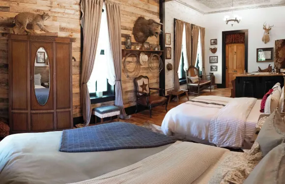 鬍子和老女人旅館