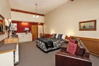Balmoral Lodge Motel - Motels