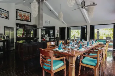 Le Mirage Villa Santai Отели рядом с достопримечательностью «GKII BUKIT KALVARI BANYUSERI»