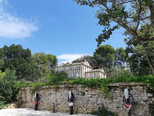 Château MontPlaisir Chambres d'hôte Hôtels à : Tulette