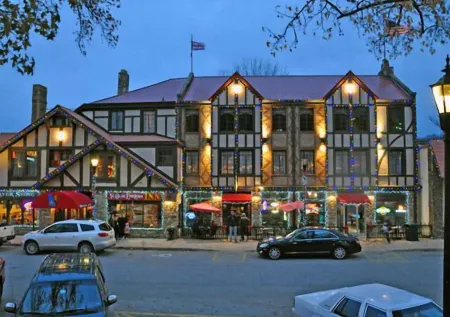 Ye Old English Inn Отели рядом с достопримечательностью «165 Scenic Overlook»