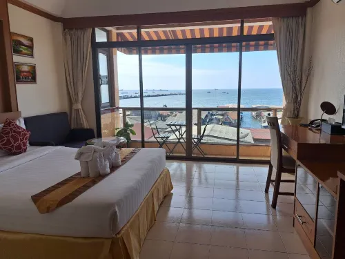 Seaview Sriracha Hotel - bar