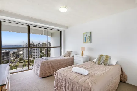 De Ville Apartments Отели рядом с достопримечательностью «Мейн Бич»