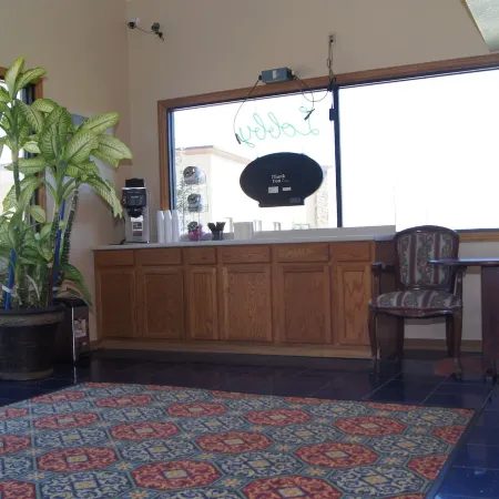 Holiday Lodge & Suites