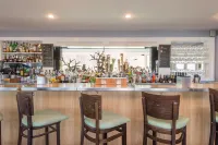 The Breakwater Inn & Spa - bar