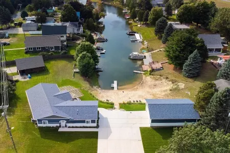 Beachfront 5-bedroom vacation home