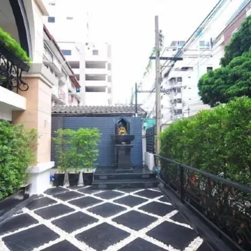 Aspira Skyy Sukhumvit 1 Отели рядом с достопримечательностью «Пирс Witthayu»