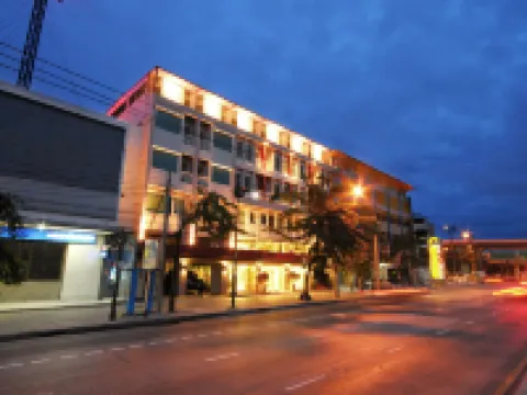 Bangkok Loft Inn Hotels near Khlong Bang Luang Floating Market