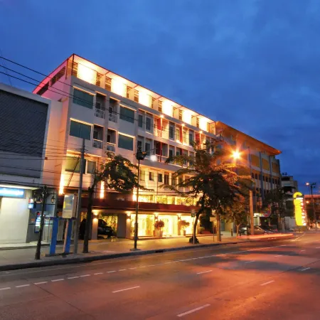 Bangkok Loft Inn Отели рядом с достопримечательностью «Станция метро BTS-Bang Wa»
