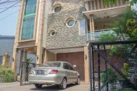 RedDoorz Syariah Near Pasar Modern Cikopo فنادق في Kotabaru