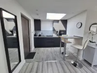 Lodge - Sleeps 2 - Pet Friendly - Parking - Patio