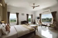 Revaas Pure Veg Lake View Hotel - pemandangan pegunungan