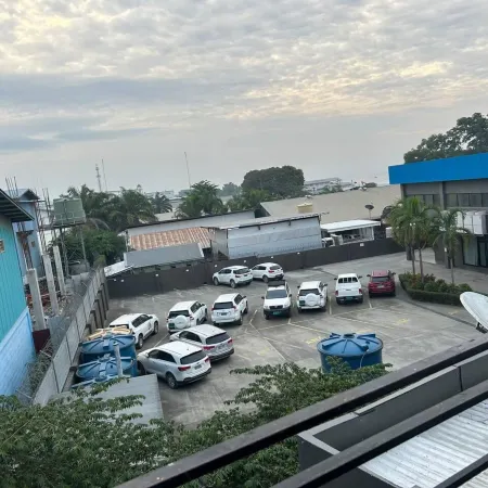 Studio Sleeps 2 with Free Parking
