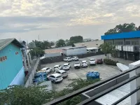 Studio Sleeps 2 with Free Parking