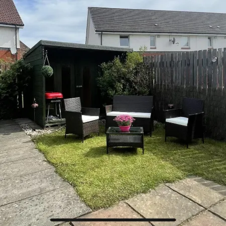 2 Bed House - Sleeps 4 - Garden Parking Wifi