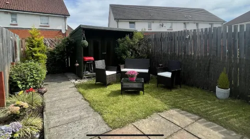 2 Bed House - Sleeps 4 - Garden Parking Wifi - Kitchens