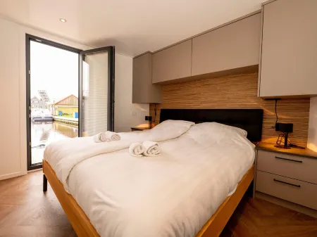 Houseboat in Offingawier with Sea View