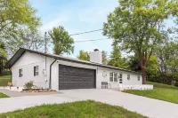 Noir Manor 3BR House Hotels near Walmart Supercenter