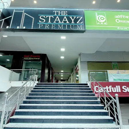 Staayz Premium Gurgaon Отели рядом с достопримечательностью «Бизнес-центр DLF CyberHub»