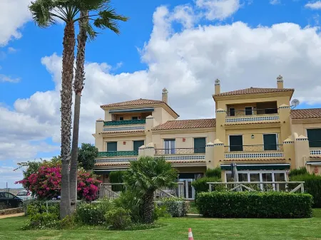Bungalow in Ayamonte Near Portugal Border Отели рядом с достопримечательностью «Club De Golf Isla Canela»