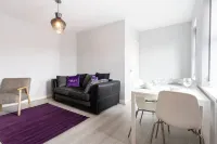 Lovely One-bedroom Serviced Apartment in Eccles