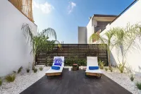 Solar Apartments by Amara Living Hotel in zona Iguana Beach