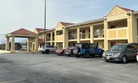 Econo Lodge Christiansburg-Blacksburg I-81 - parking