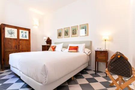 Genteel Home San Laureano Отели рядом с достопримечательностью «Мост Изабеллы II»