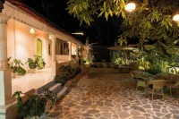 Cali Stays & Cafe By the Bay Hotels in Chapora