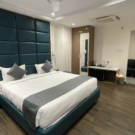 Hotel Silver Clé Отели рядом с достопримечательностью «Торговый центр Inorbit»
