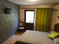Aux Vieux Arceaux Hotels in Chirols