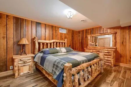 Peaceful, Cozy Cabin in the Heart of Hocking Hills! Private, Covered Hot Tub!